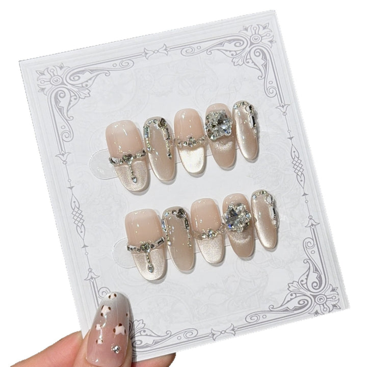 Glamouröse Nagelspitzen mit Strass- und Glitzereffekten Karnz