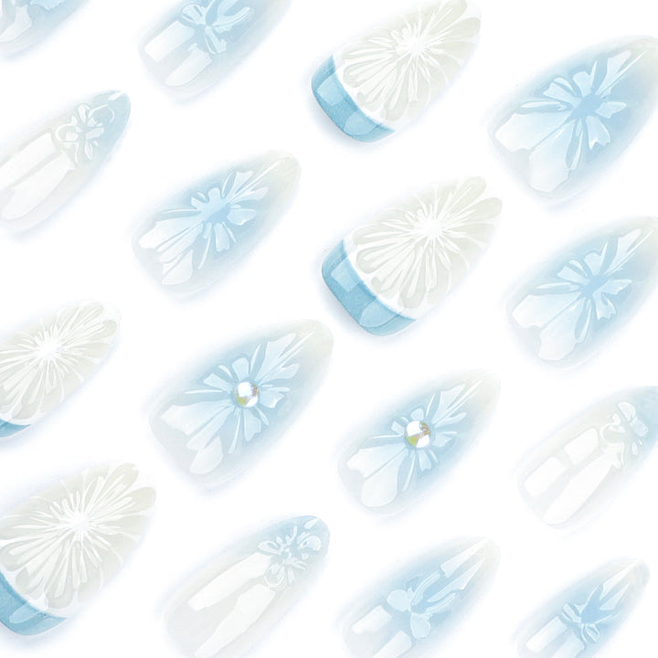 Künstliche Nagelkunst mit floralen und dekorativen Elementen Karnz