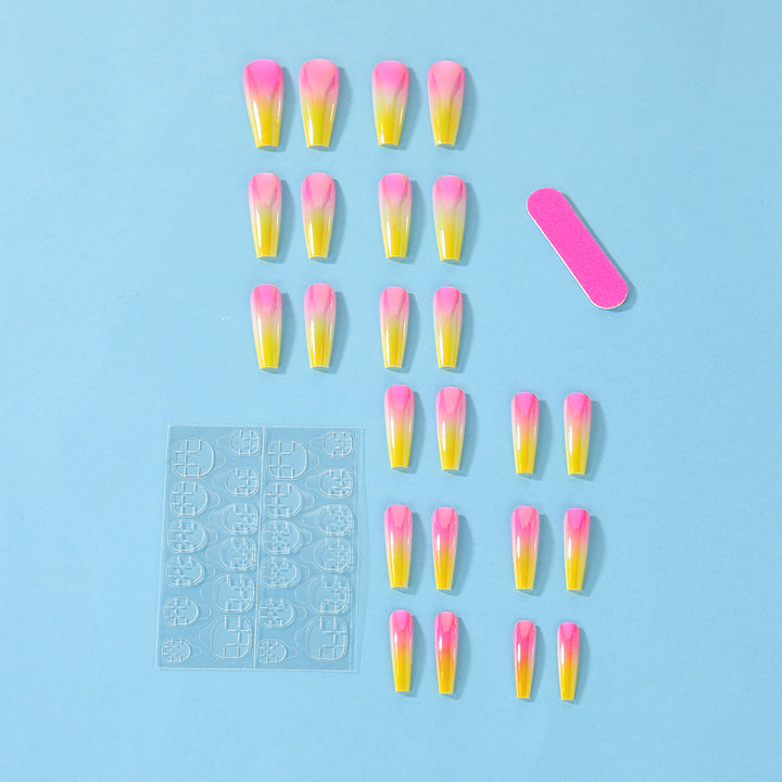Künstliche Nagelspitzen im modernen Ombre-Design Karnz