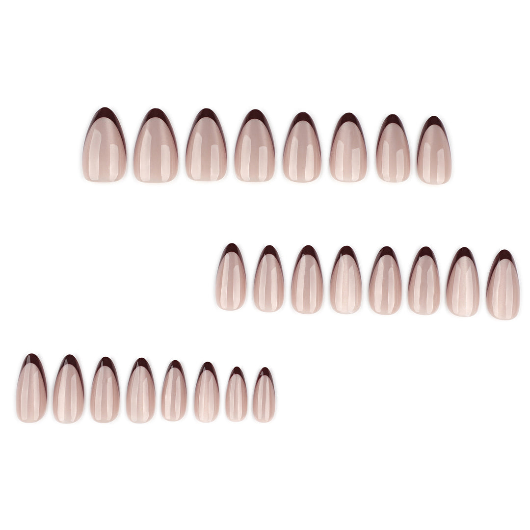 Künstliche Nagelkunst mit elegantem French-Tip Karnz