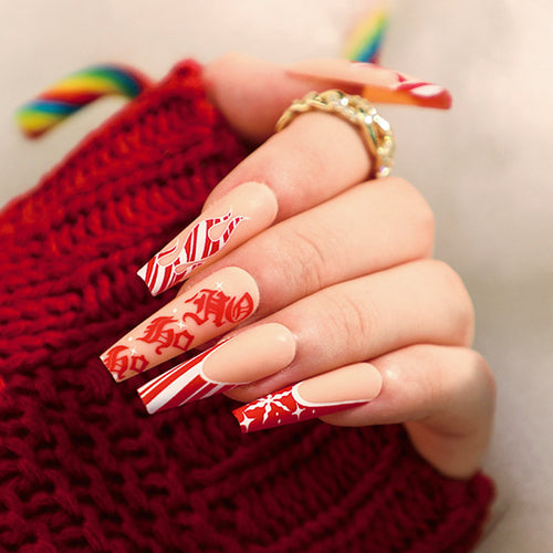 Künstlerische Nagelverlängerungen im festlichen Design Karnz