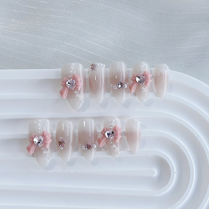 Dekoratives Press-On-Nagelkunst-Set mit glitzernden floralen Akzenten