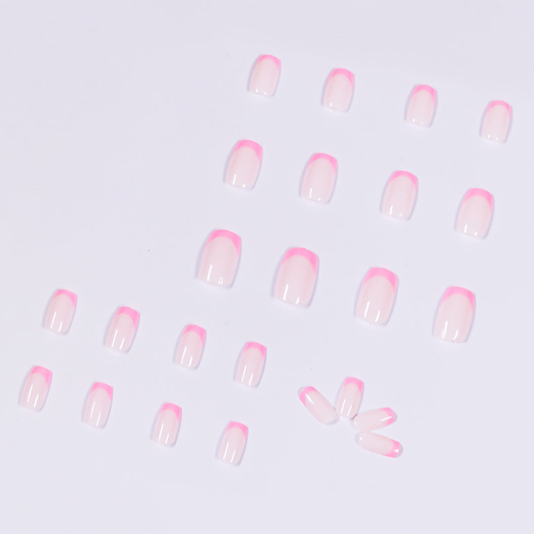 Künstliche Nagelkunst mit eleganter French-Spitze Karnz