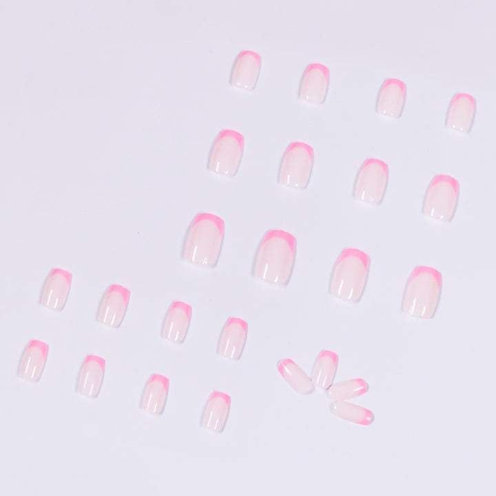 Künstliche Nagelkunst mit eleganter French-Spitze Karnz