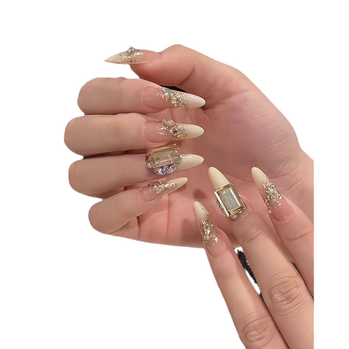 Glamouröse Stiletto Press-On Nagelset mit metallischen Akzenten Karnz