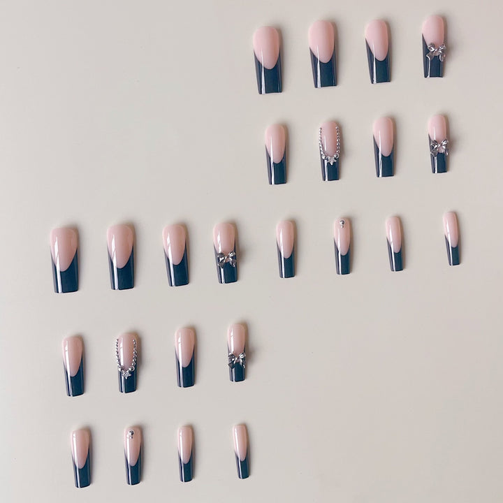 Kunstnagelset mit glamourösen Strassakzenten und eleganten 3D-Designs Karnz