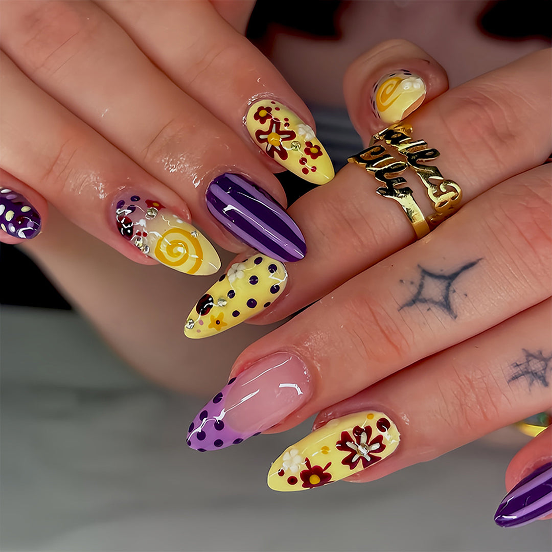 Künstliche Fingernägel mit Floralem und Geometrischem Design Karnz