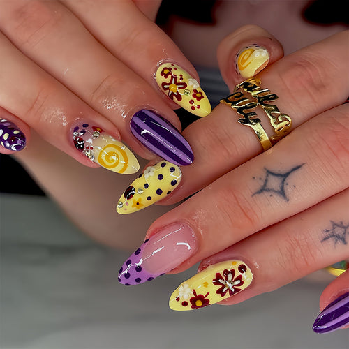 Künstliche Fingernägel mit Floralem und Geometrischem Design Karnz