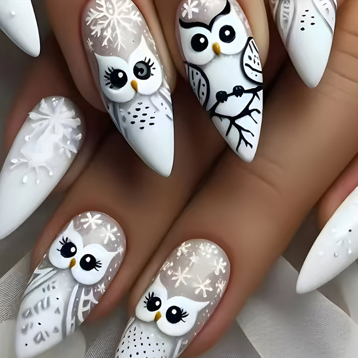 Künstlerische Nagelkunst Karnz