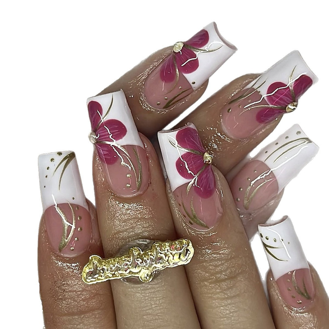 Kunstnagelset mit floralem Detail und Glitzerakzenten Karnz