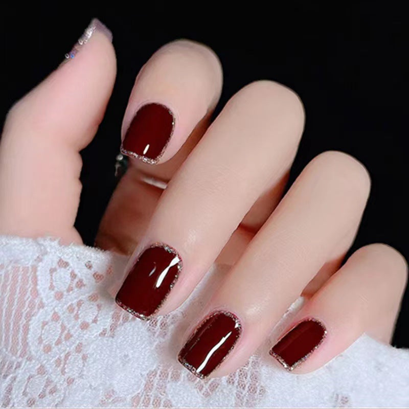 Elegante und glitzernde Nagelkunst Karnz