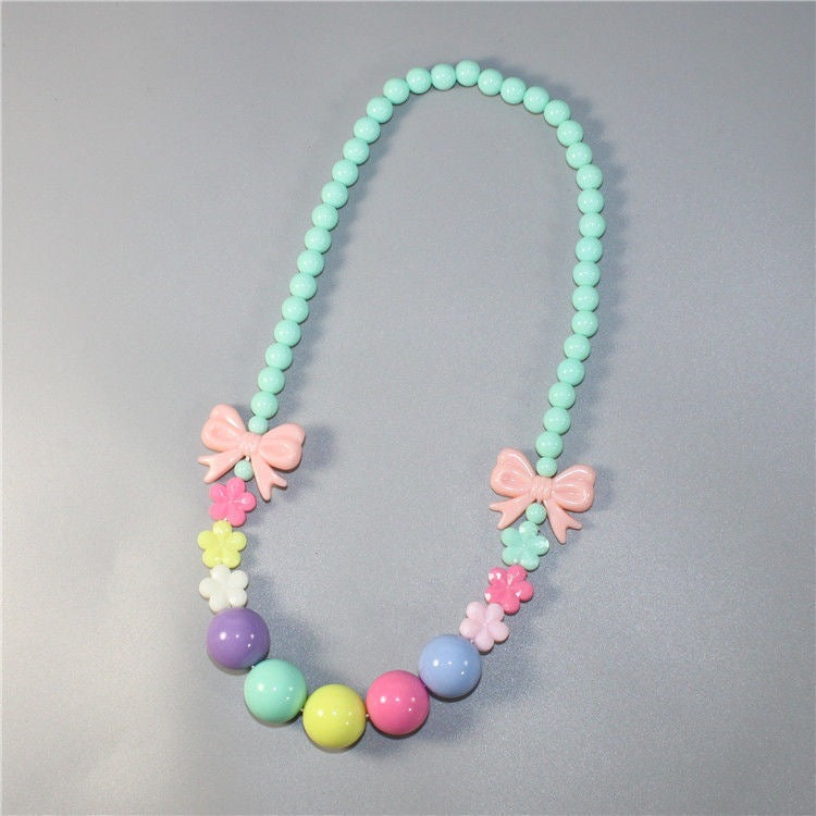 Bunte Perlenkette mit Floralen Elementen Karnz