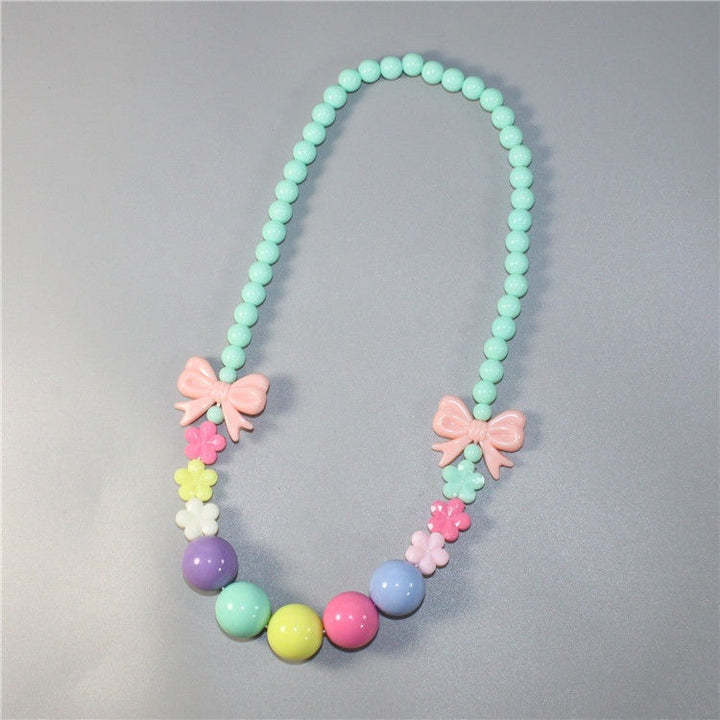 Bunte Perlenkette mit Floralen Elementen Karnz
