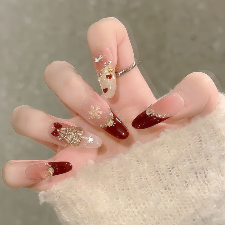 Kunstnagelspitzen mit Festlichem Glamour-Design Karnz