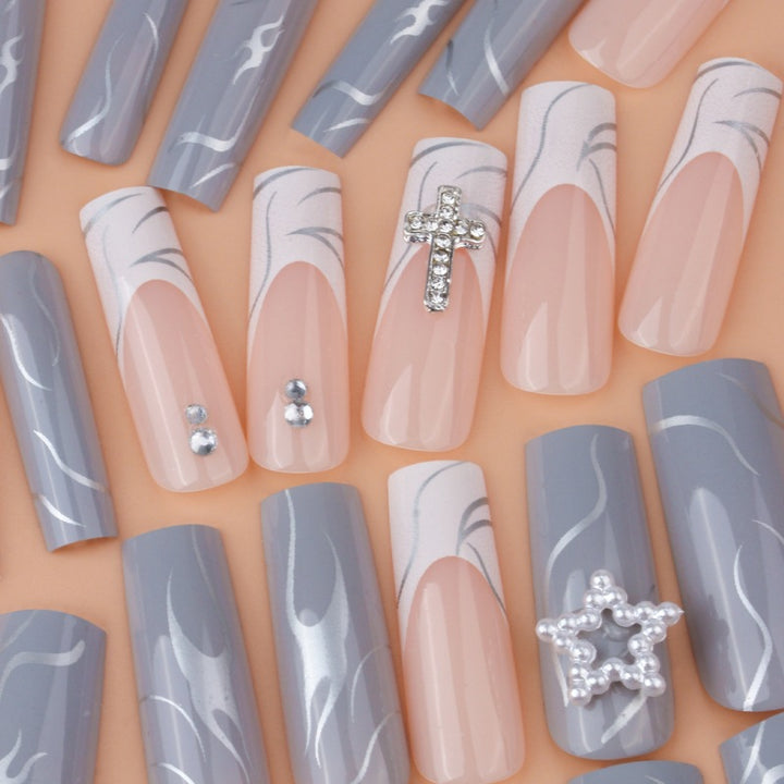 Stylische Lange Acryl-Nagelverlängerungen mit Edelsteinakzenten Karnz