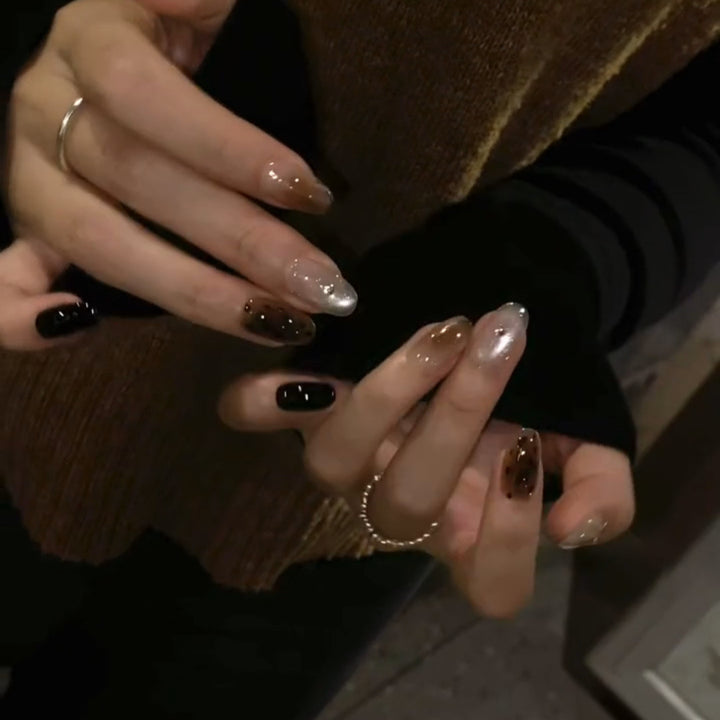 Kunstnagelset mit Innovativem Ombre-Design und Muster Karnz
