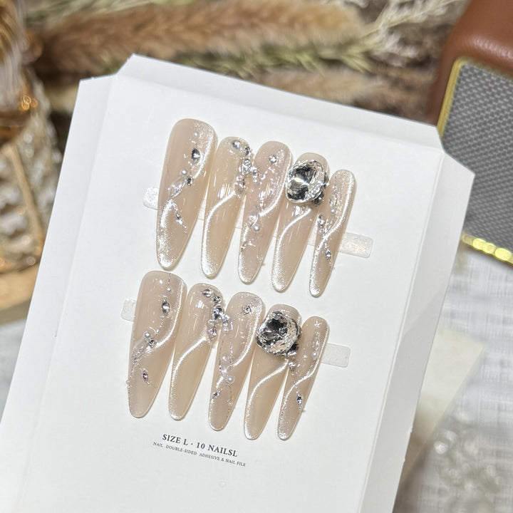 Künstlerisches Stiletto Press-On Nagelset mit Kristallakzenten Karnz