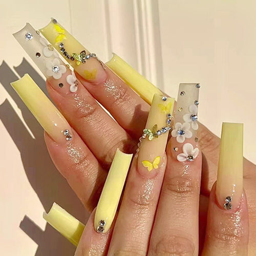 Künstliche Nagelverlängerungen mit floralen Akzenten und Strass Karnz