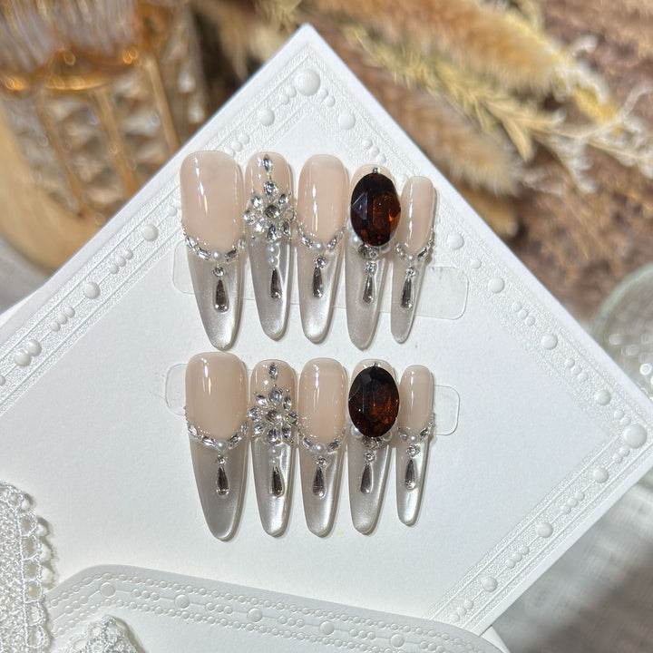 Glamouröses Stiletto Press-On Nagelkunst-Set mit eleganten Edelsteinverzierungen Karnz