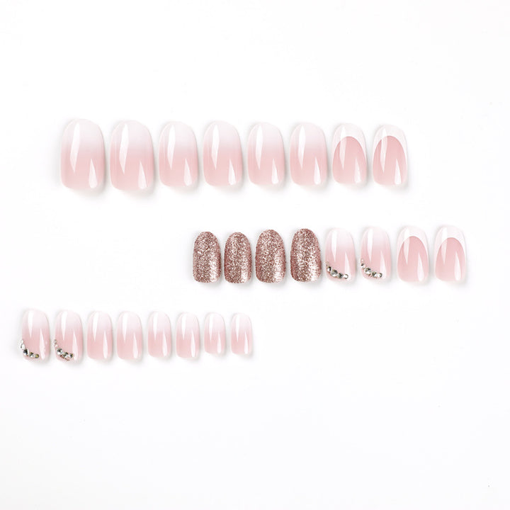 Glamouröse Nagelverlängerungen mit schimmerndem Akzent Karnz
