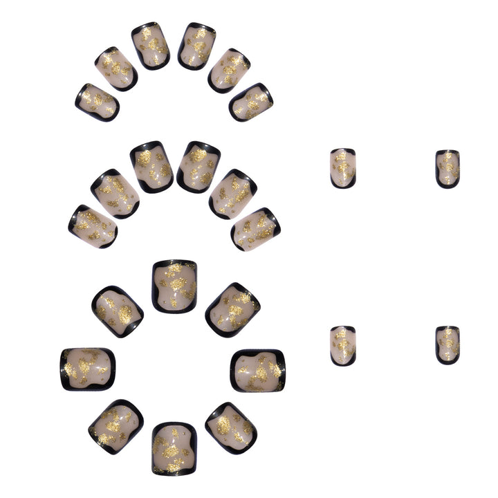 Kunstnagelset mit filigranen Goldakzenten und elegantem Finish Karnz