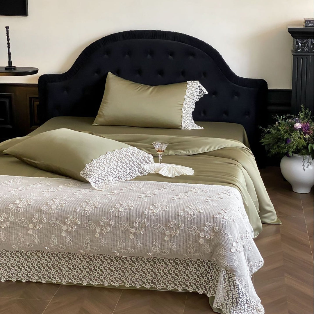 Seidiges Satin-Bettwäsche-Set mit Spitzen‑Kissenbezug und bestickter Tagesdecke