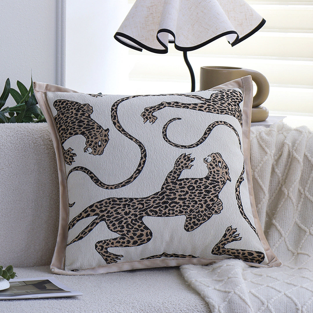 Quadratischer Kissenbezug mit gesticktem Leopardenmuster und Satinpaspel Karnz