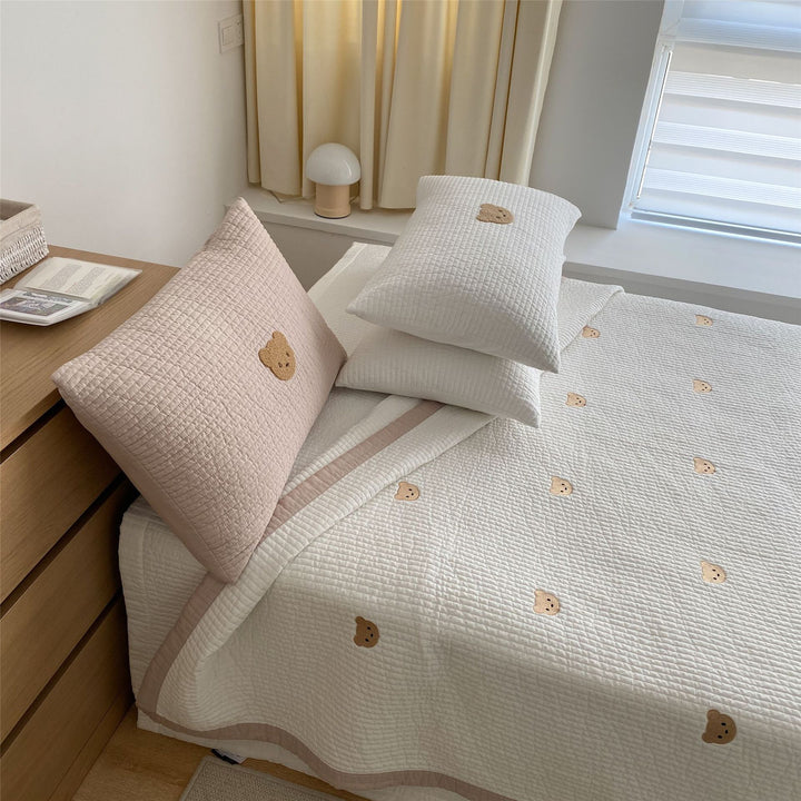 Gepolstertes Steppbett-Set mit gestickten Bärenapplikationen und Nackenrolle