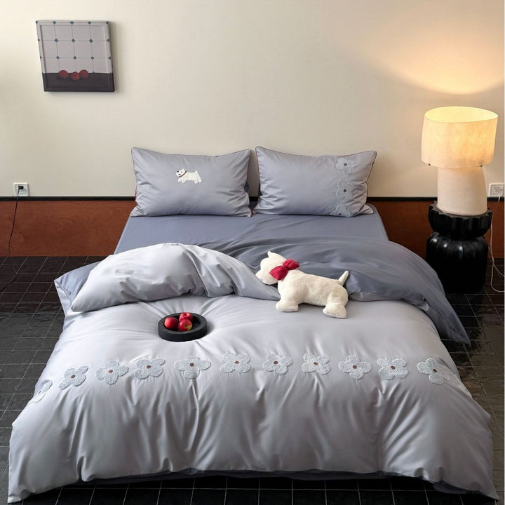 Wendbare Baumwollsatin-Bettbezuggarnitur mit applizierten Blumenmotiven und Hunde‑Applikation
