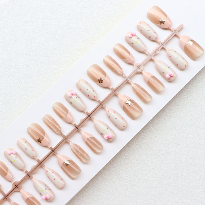 Elegantes Minimalistisches Press-On Nagelset Karnz