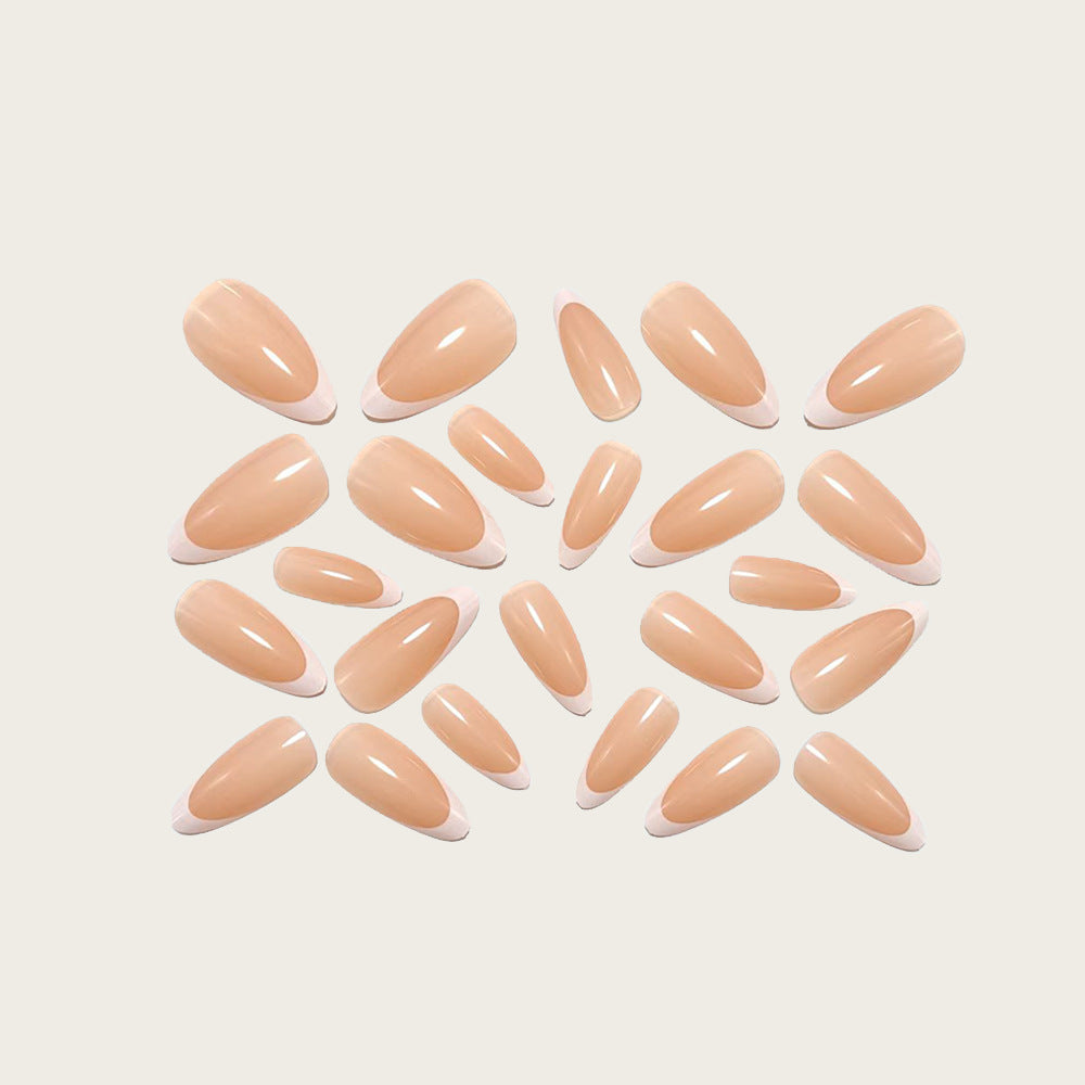 Kunstnägel mit Modischem French-Tip Design Karnz