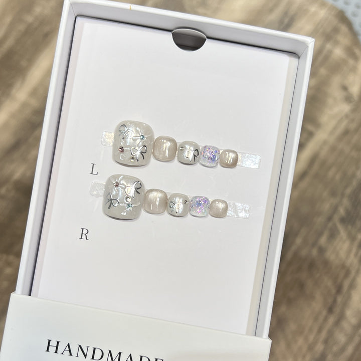Künstlerisches Press-On-Nagelset mit Glitzer und Blumendesign Karnz
