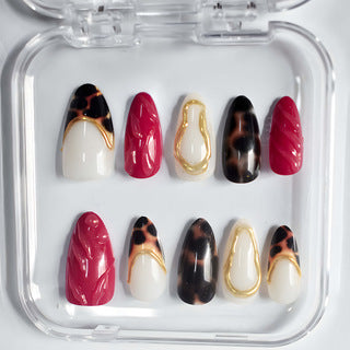 Dekorativer Stiletto Press-On Nagelset mit künstlerischen Mustern Karnz