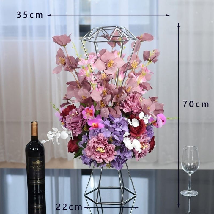 Luxuriöse Blumenmittelstück mit modernem Metallfuß