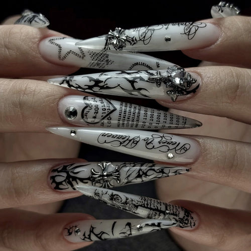 Kunstvolle Stiletto-Nägel mit Gothic-Muster und Verzierungen Karnz