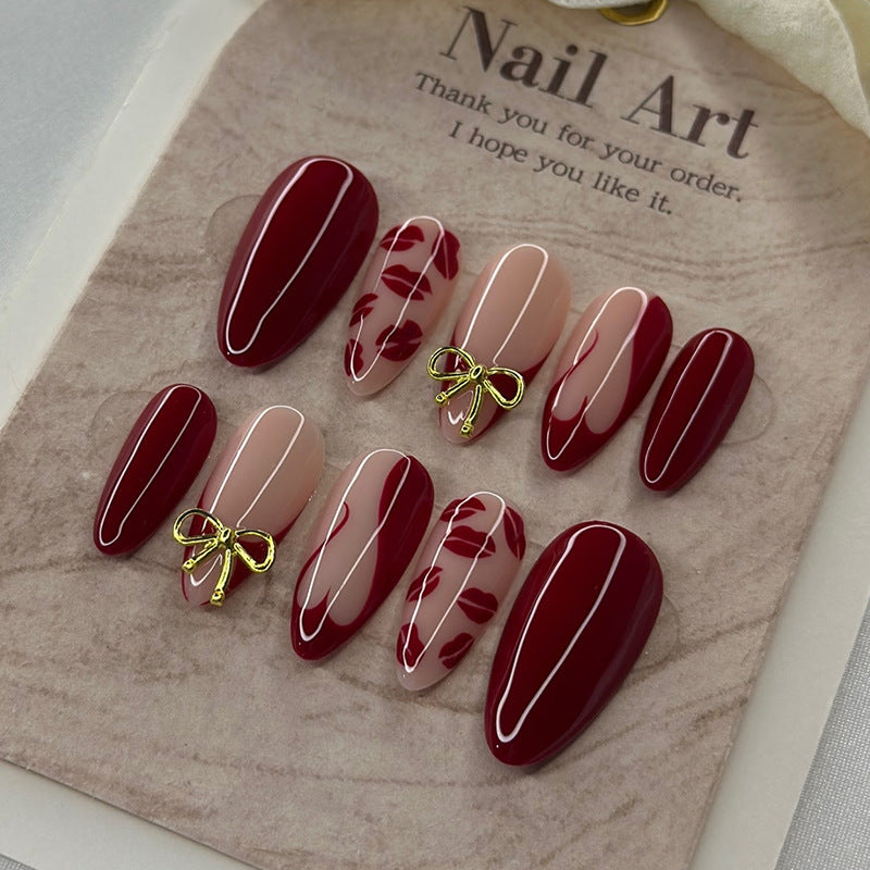 Kunstnagelset mit eleganten Schleifen- und Lippenmotiven Karnz
