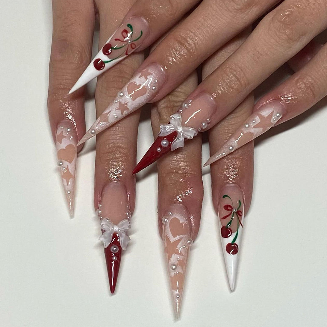 Künstliche Nagelkunst mit festlichen Motiven Karnz