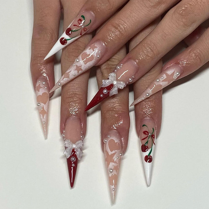 Künstliche Nagelkunst mit festlichen Motiven Karnz