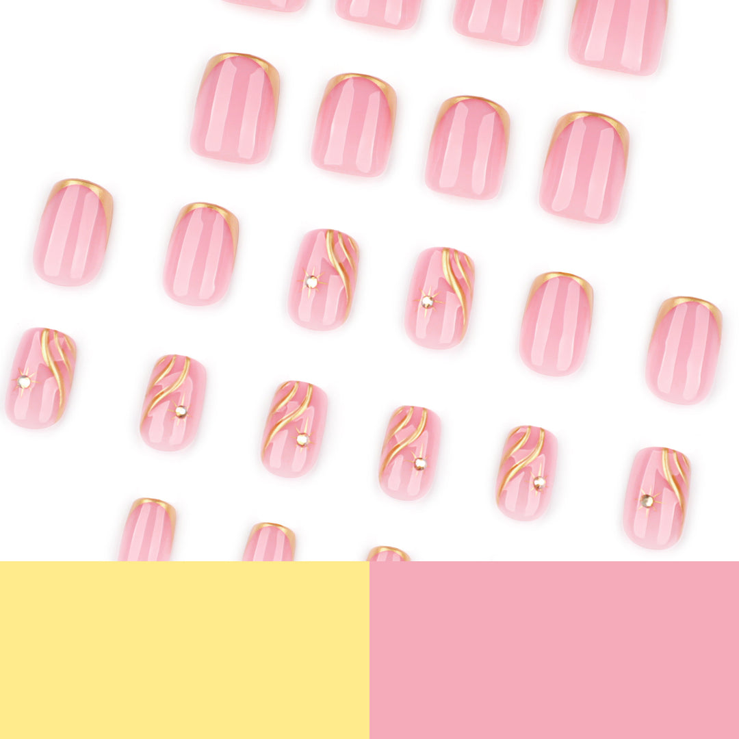 Künstliche Nagelkunst mit glamourösen goldenen Akzenten Karnz