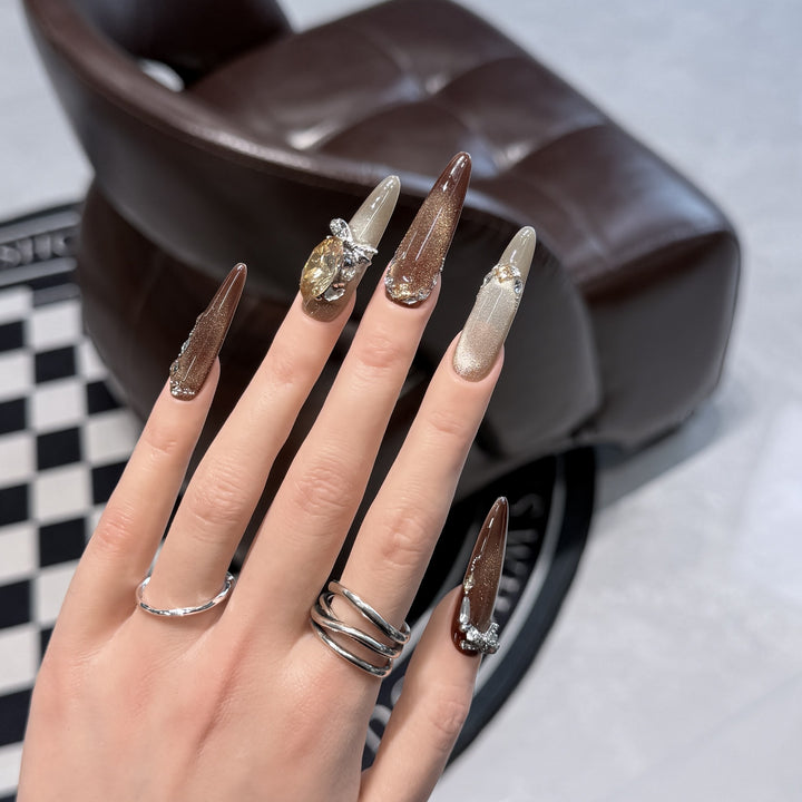Künstlerisches Stiletto Press-On Nagelset mit Edelsteinakzenten Karnz