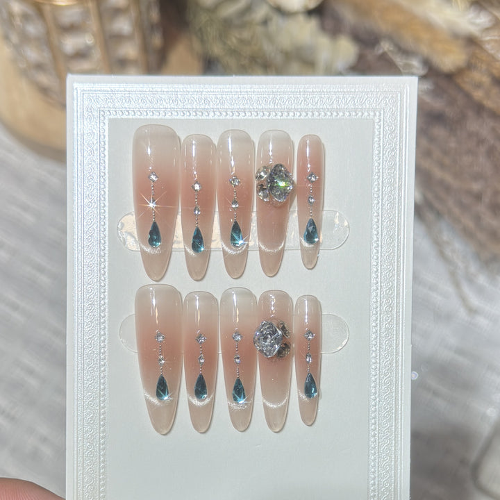 Glamourös Press-On Nagelkunstset mit Kristallverzierungen Karnz