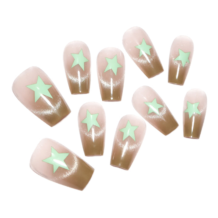 Künstliche Nagelverlängerungen mit Shimmer-Effekt und Sternenmotiven Karnz