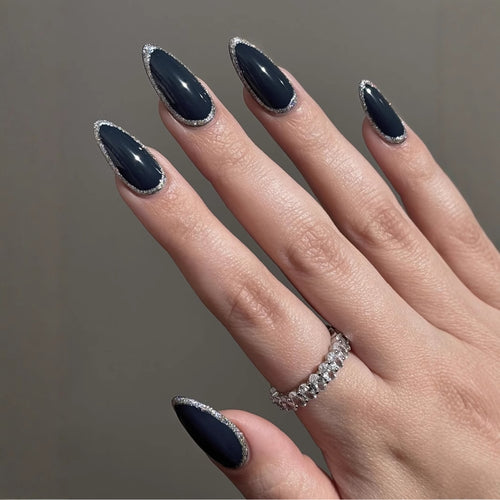 Elegante Stiletto Press-On Nägel mit Glitter-Akzent Karnz