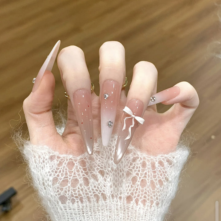 Kunstnägel mit Elegantem Ombre-Design und Zarten Akzenten Karnz