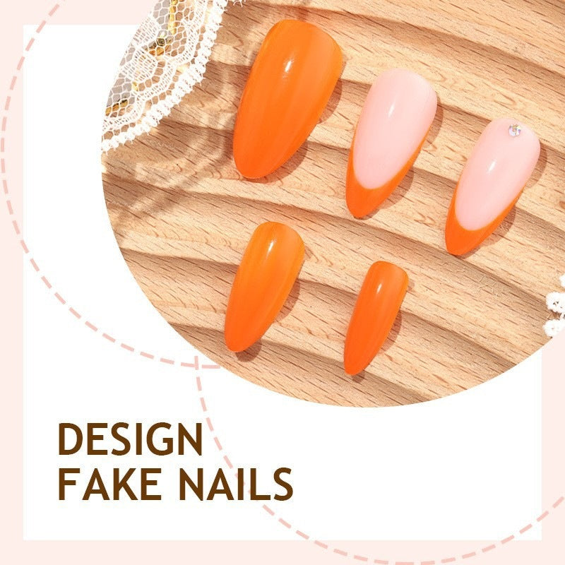 Kunstnagelset mit kreativen Designs und glänzenden Akzenten Karnz