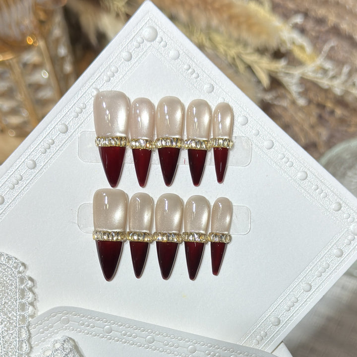 Glamouröses Stiletto Press-On Nail Art Set mit goldenen Akzenten Karnz
