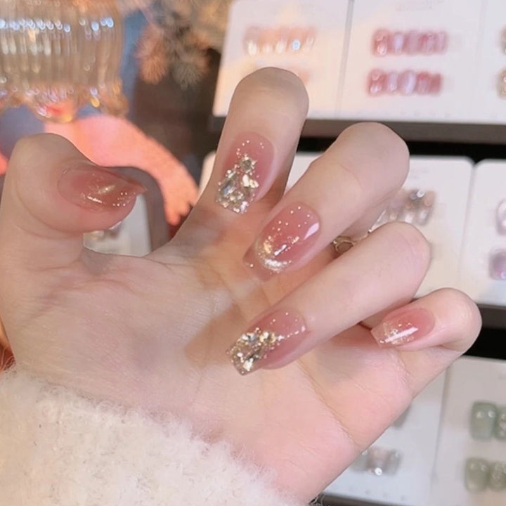 Elegante dekorative Press-On Nägel mit Glitzerakzenten