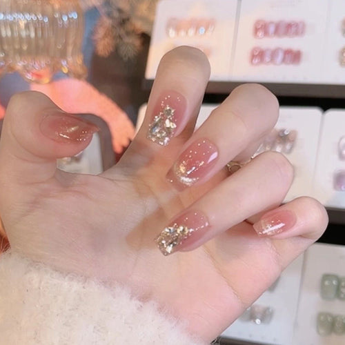 Elegante dekorative Press-On Nägel mit Glitzerakzenten