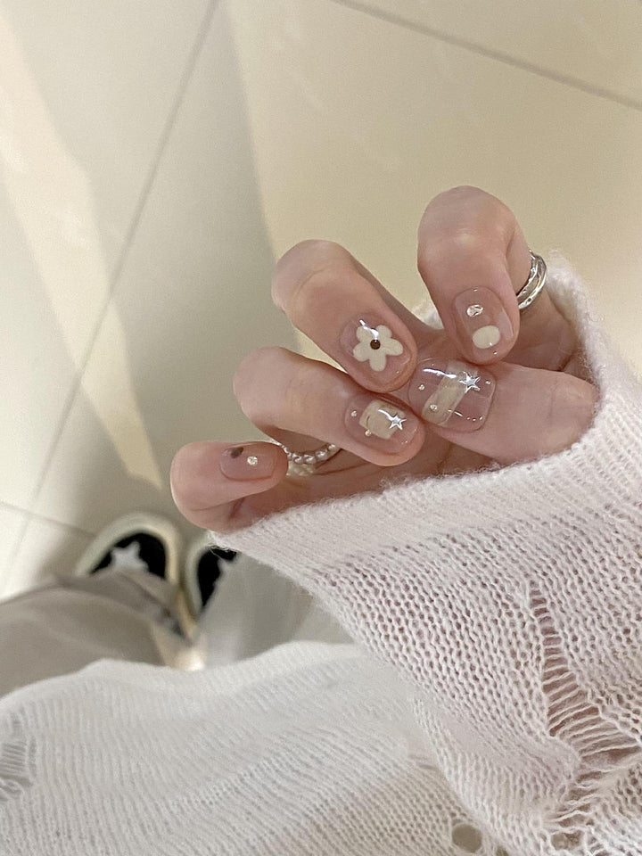 Kunstnägel mit Eleganten Floralen Motiven Karnz