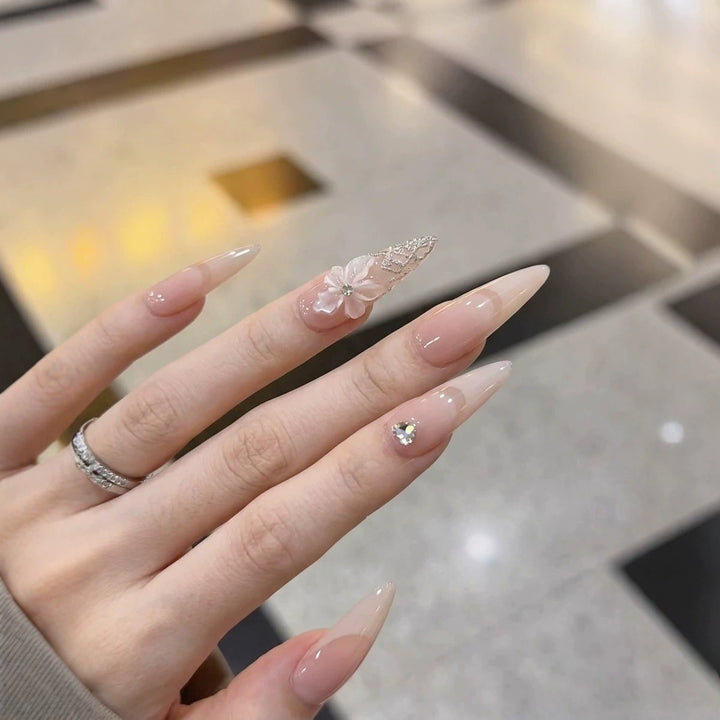 Elegantes Stiletto Press-On Nagelkunstset mit floralen Akzenten Karnz